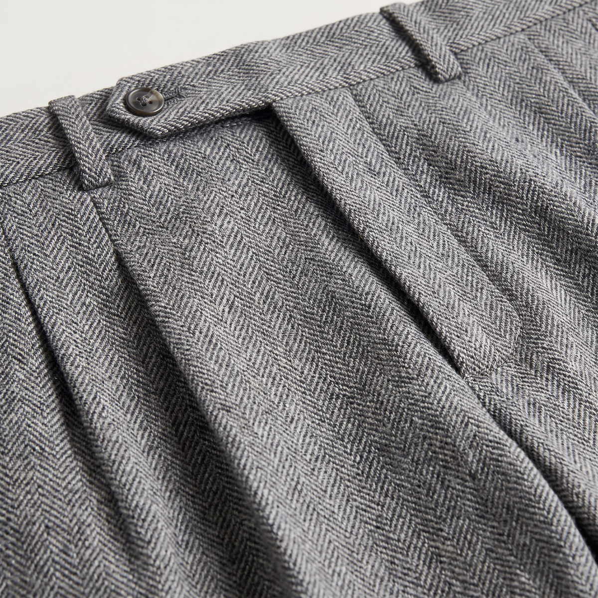 Men's High-Waisted Herringbone Pleated Trousers